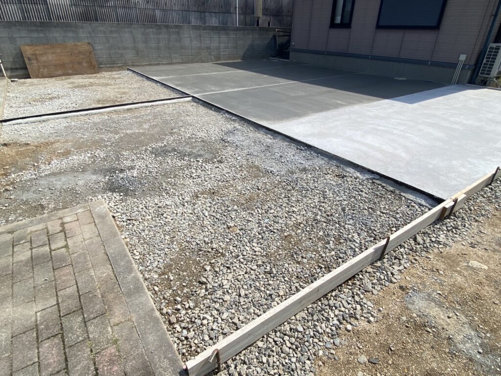 【坂出市Ｏ様邸】庭仕舞い工事｜お庭全面のコンクリート打設，広くて停めやすい駐車場になっていきます (株)カインズガーデン