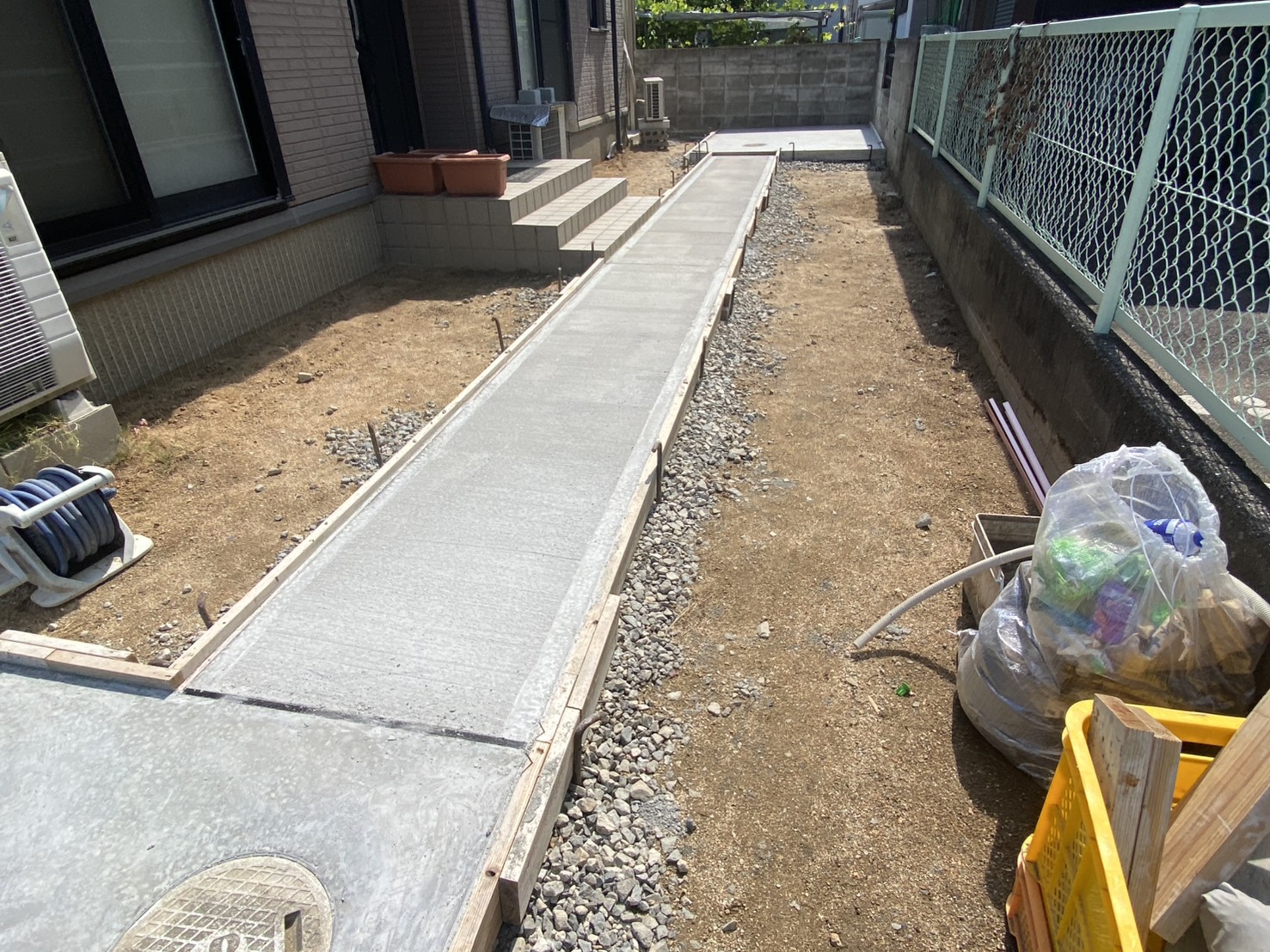 【坂出市Ｏ様邸】庭仕舞い工事｜お庭全面のコンクリート打設，広くて停めやすい駐車場になっていきます (株)カインズガーデン