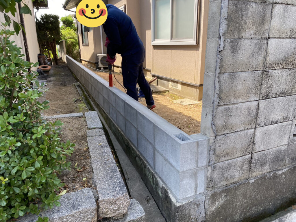 【丸亀市Ｕ様邸】ブロック塀撤去＆目隠しフェンス工事｜ブロック基礎補修，新たな鉄筋とブロック設置中 (株)カインズガーデン