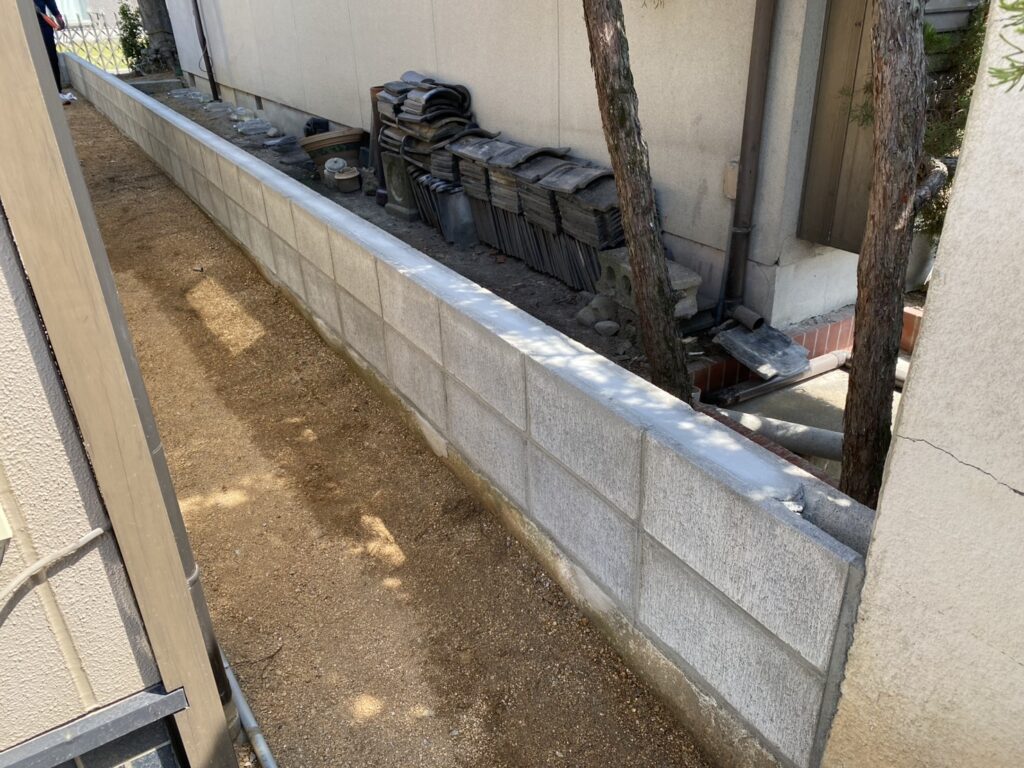 【丸亀市Ｕ様邸】ブロック塀撤去＆目隠しフェンス工事｜ブロック基礎補修，新たな鉄筋とブロック設置中 (株)カインズガーデン