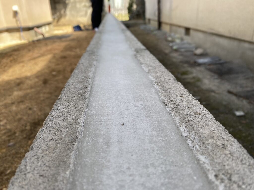 【丸亀市Ｕ様邸】ブロック塀撤去＆目隠しフェンス工事｜ブロック基礎補修，新たな鉄筋とブロック設置中 (株)カインズガーデン