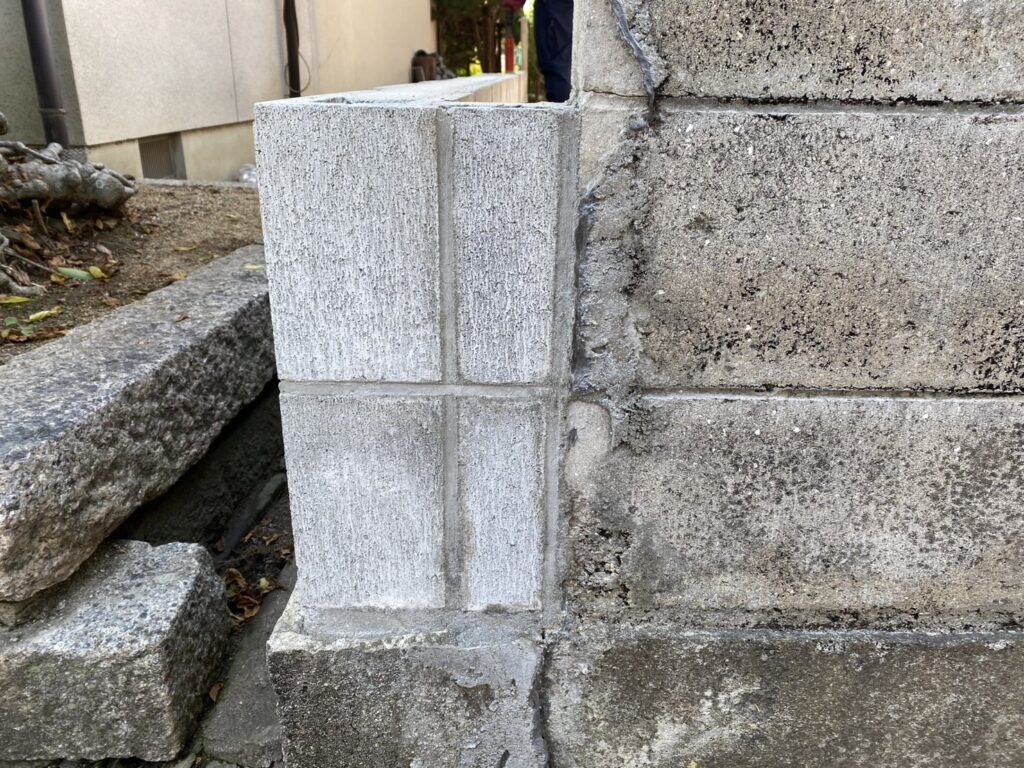 【丸亀市Ｕ様邸】ブロック塀撤去＆目隠しフェンス工事｜ブロック基礎補修，新たな鉄筋とブロック設置中 (株)カインズガーデン