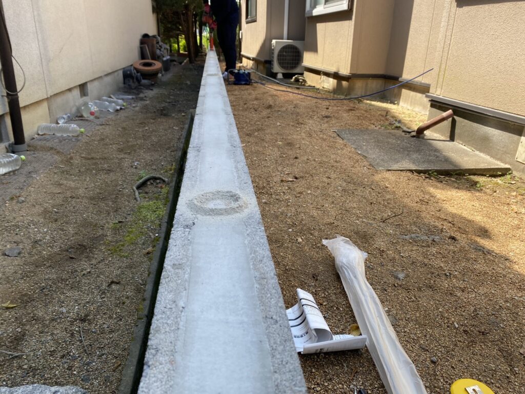 【丸亀市Ｕ様邸】ブロック塀撤去＆目隠しフェンス工事｜ブロック基礎補修，新たな鉄筋とブロック設置中 (株)カインズガーデン
