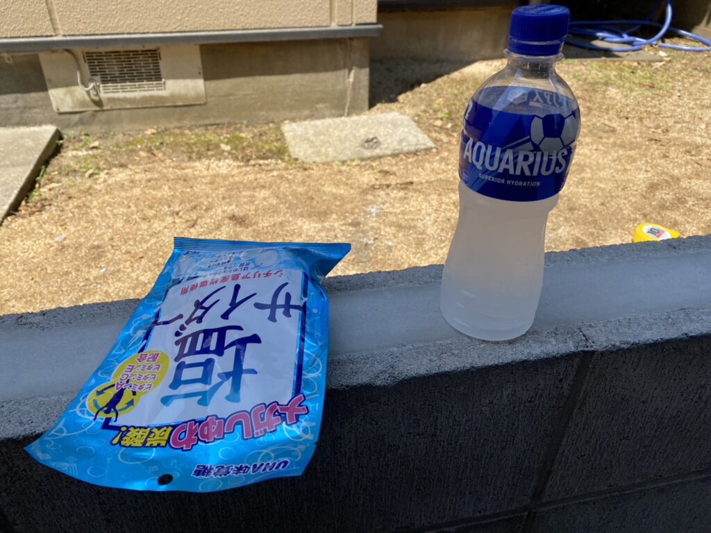 【丸亀市Ｕ様邸】ブロック塀撤去＆目隠しフェンス工事｜ブロック基礎補修，新たな鉄筋とブロック設置中 (株)カインズガーデン