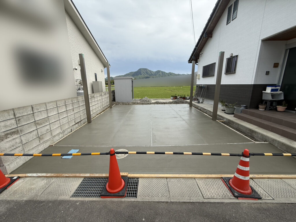 【丸亀市Ｙ様邸】駐車場とカーポート工事㊗完工｜コンクリートとカーポートでスタイリッシュに完成 (株)カインズガーデン