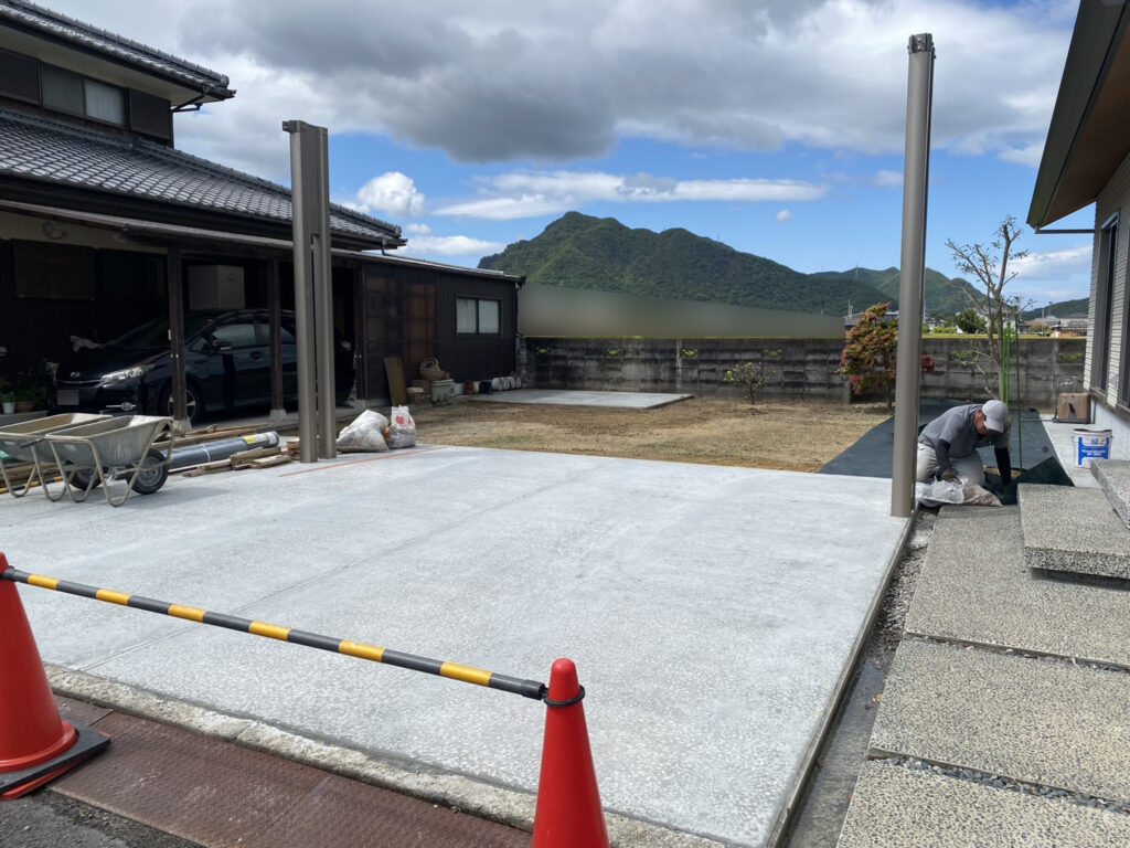【多度津町Ｔ様邸】雑草対策＆駐車場工事｜お庭やお家ぐるりの裏庭、防草シートと砂利で雑草対策完了 (株)カインズガーデン