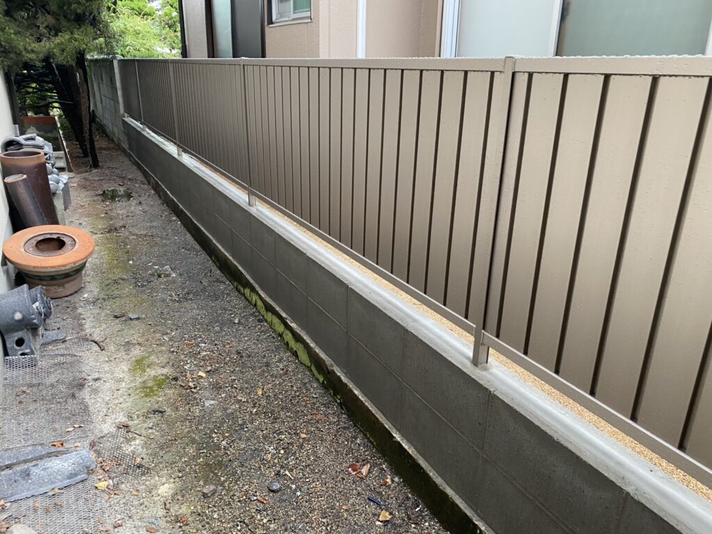 【丸亀市Ｕ様邸】ブロック塀撤去＆目隠しフェンス工事㊗完工｜スッキリ明るく、安全な境界面が完成✨ (株)カインズガーデン