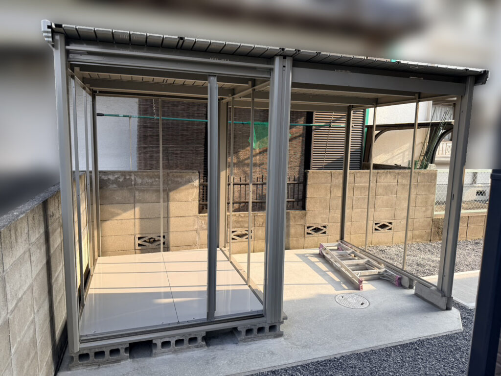 【坂出市Ｏ様邸】庭仕舞い工事｜お家周り・玄関周りの雑草対策完了✨門扉や照明に続き、物置仕上げます (株)カインズガーデン