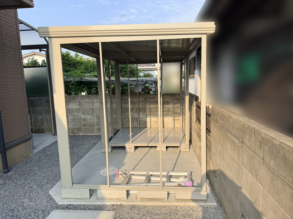 【坂出市Ｏ様邸】庭仕舞い工事｜お家周り・玄関周りの雑草対策完了✨門扉や照明に続き、物置仕上げます (株)カインズガーデン