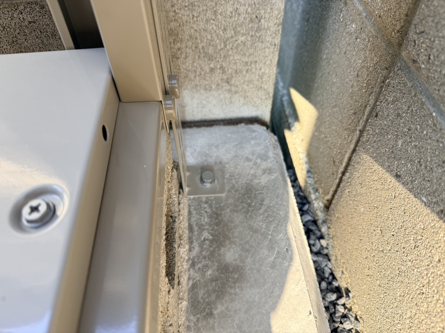 【坂出市Ｏ様邸】庭仕舞い工事｜お家周り・玄関周りの雑草対策完了✨門扉や照明に続き、物置仕上げます (株)カインズガーデン