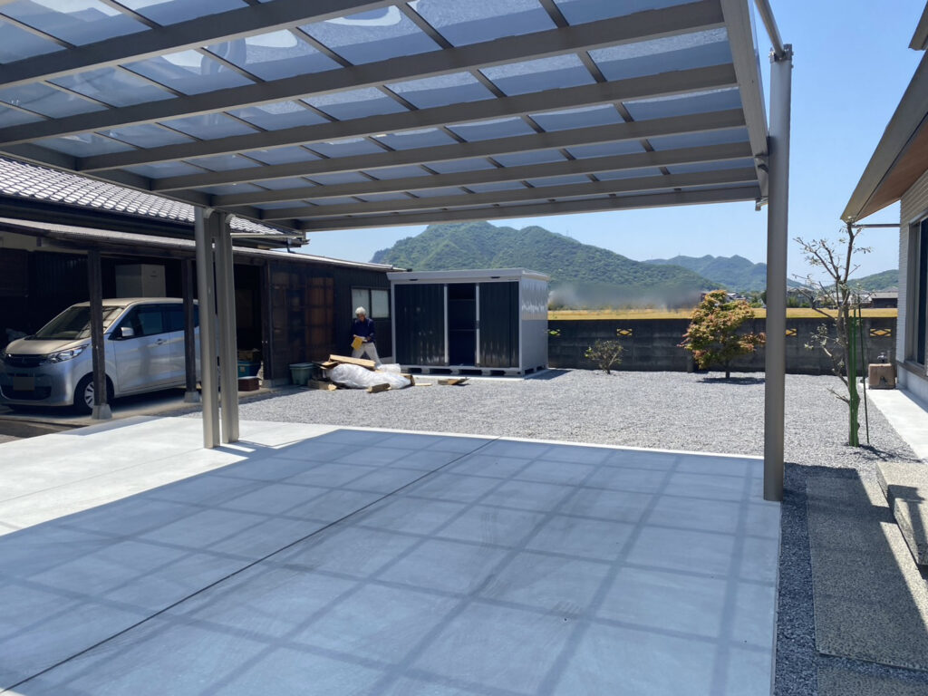 【多度津町Ｔ様邸】雑草対策＆駐車場工事㊗完工｜全面雑草対策完了！スタイリッシュな広々駐車場完成✨ (株)カインズガーデン