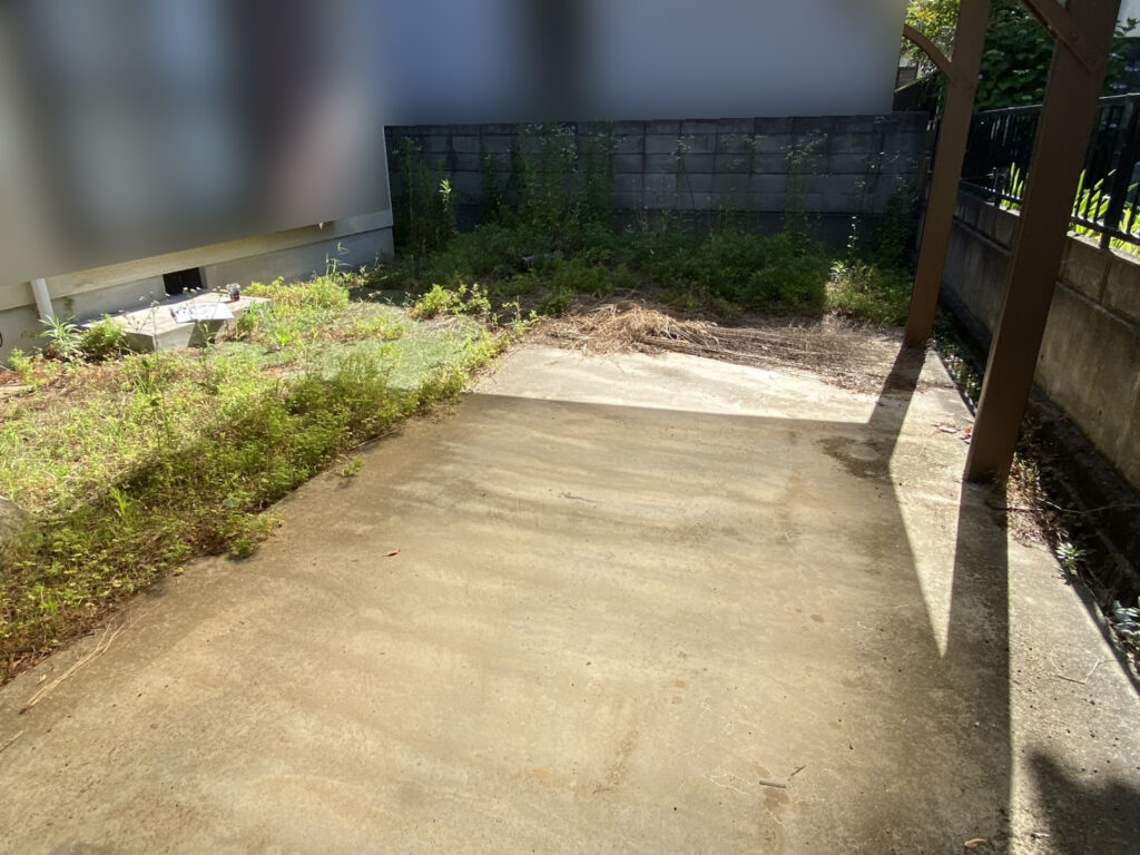 【綾川町Ｋ様邸】雑草対策＆庭仕舞い工事着工⛑｜門扉や玄関周りの庭木植栽撤去，お家周りの雑草撤去 (株)カインズガーデン