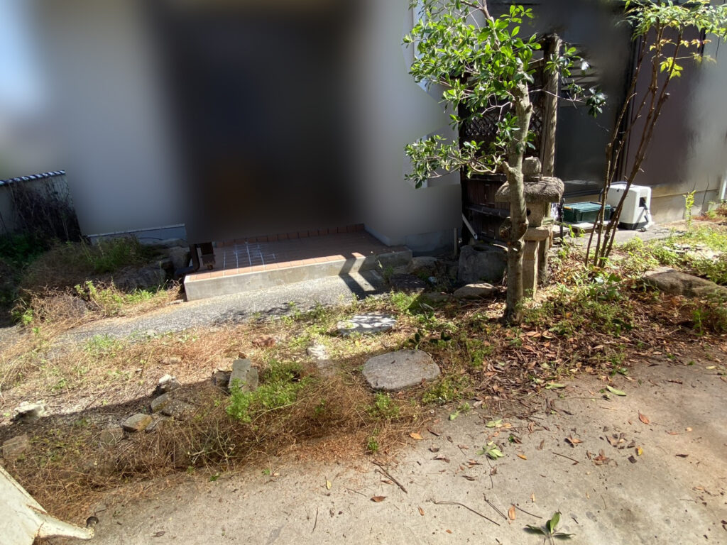【綾川町Ｋ様邸】雑草対策＆庭仕舞い工事着工⛑｜門扉や玄関周りの庭木植栽撤去，お家周りの雑草撤去 (株)カインズガーデン