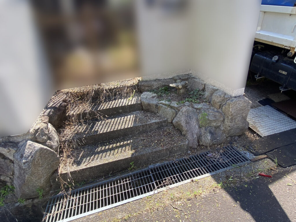 【綾川町Ｋ様邸】雑草対策＆庭仕舞い工事着工⛑｜門扉や玄関周りの庭木植栽撤去，お家周りの雑草撤去 (株)カインズガーデン