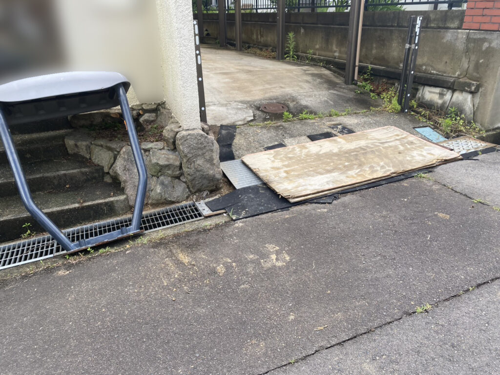 【綾川町Ｋ様邸】雑草対策＆庭仕舞い工事｜鋤取りをしながら、次々出てくる大きな根株も撤去します (株)カインズガーデン