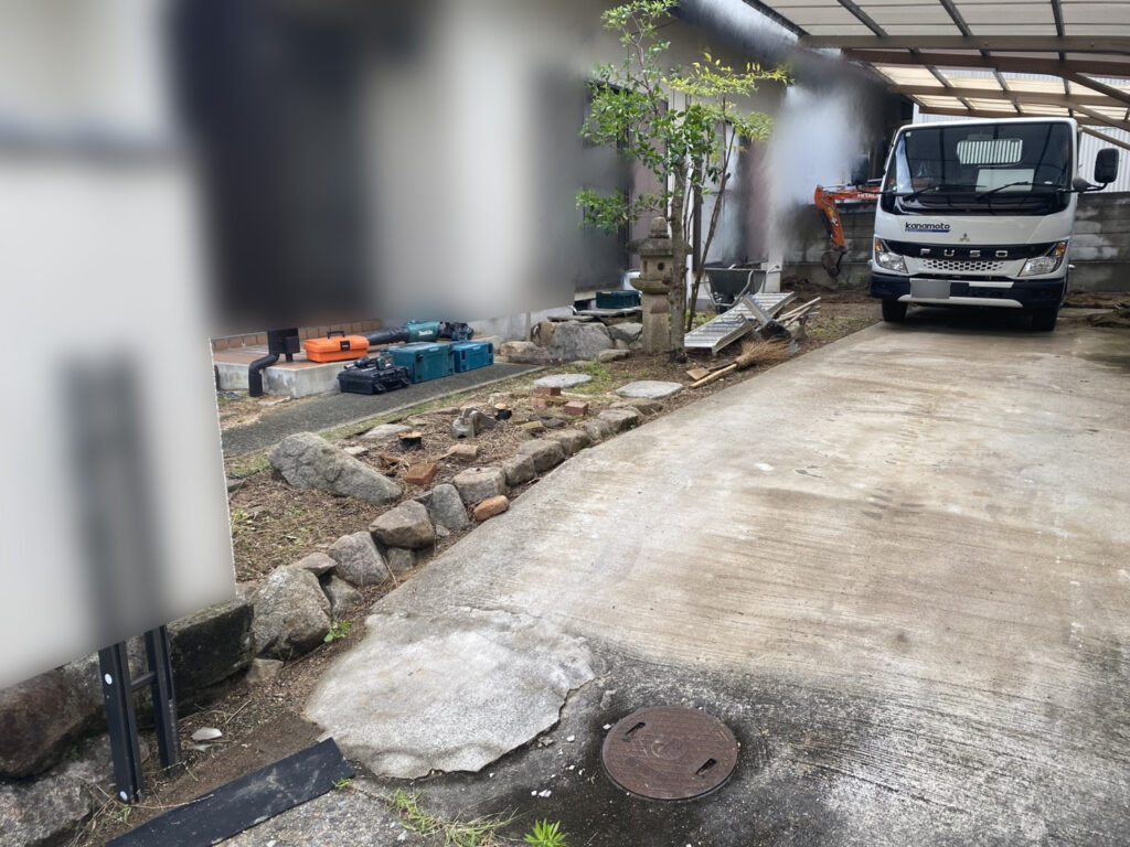 【綾川町Ｋ様邸】雑草対策＆庭仕舞い工事｜鋤取りをしながら、次々出てくる大きな根株も撤去します (株)カインズガーデン