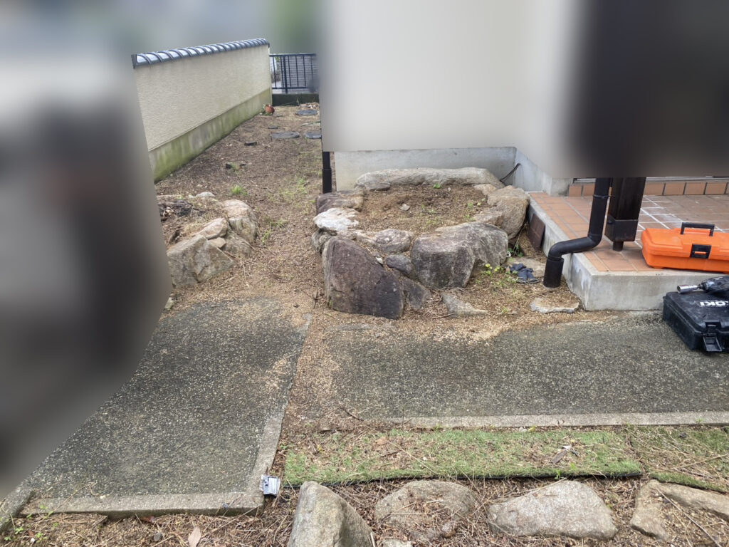 【綾川町Ｋ様邸】雑草対策＆庭仕舞い工事｜鋤取りをしながら、次々出てくる大きな根株も撤去します (株)カインズガーデン