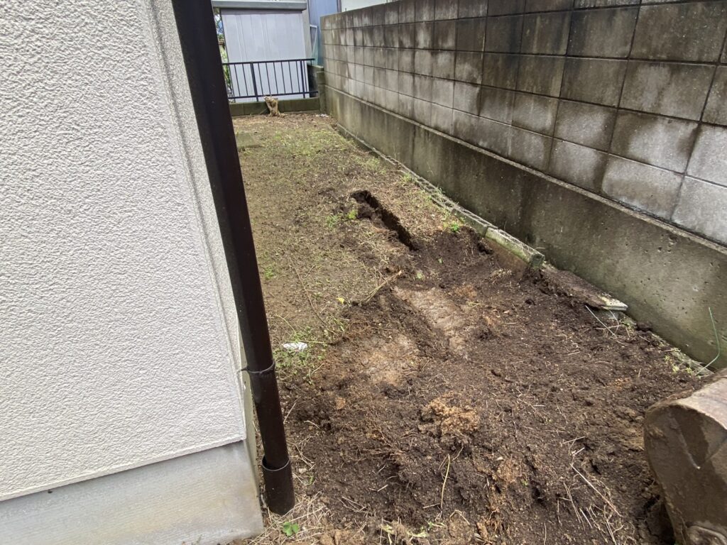 【綾川町Ｋ様邸】雑草対策＆庭仕舞い工事｜鋤取りをしながら、次々出てくる大きな根株も撤去します (株)カインズガーデン