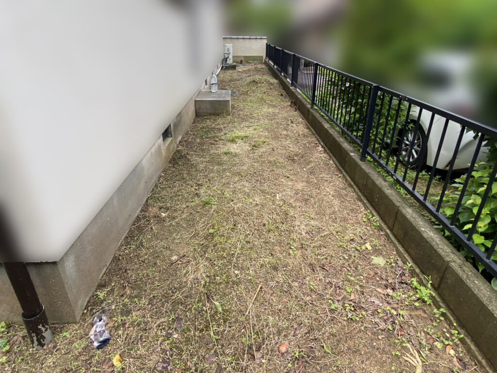 【綾川町Ｋ様邸】雑草対策＆庭仕舞い工事｜鋤取りをしながら、次々出てくる大きな根株も撤去します (株)カインズガーデン