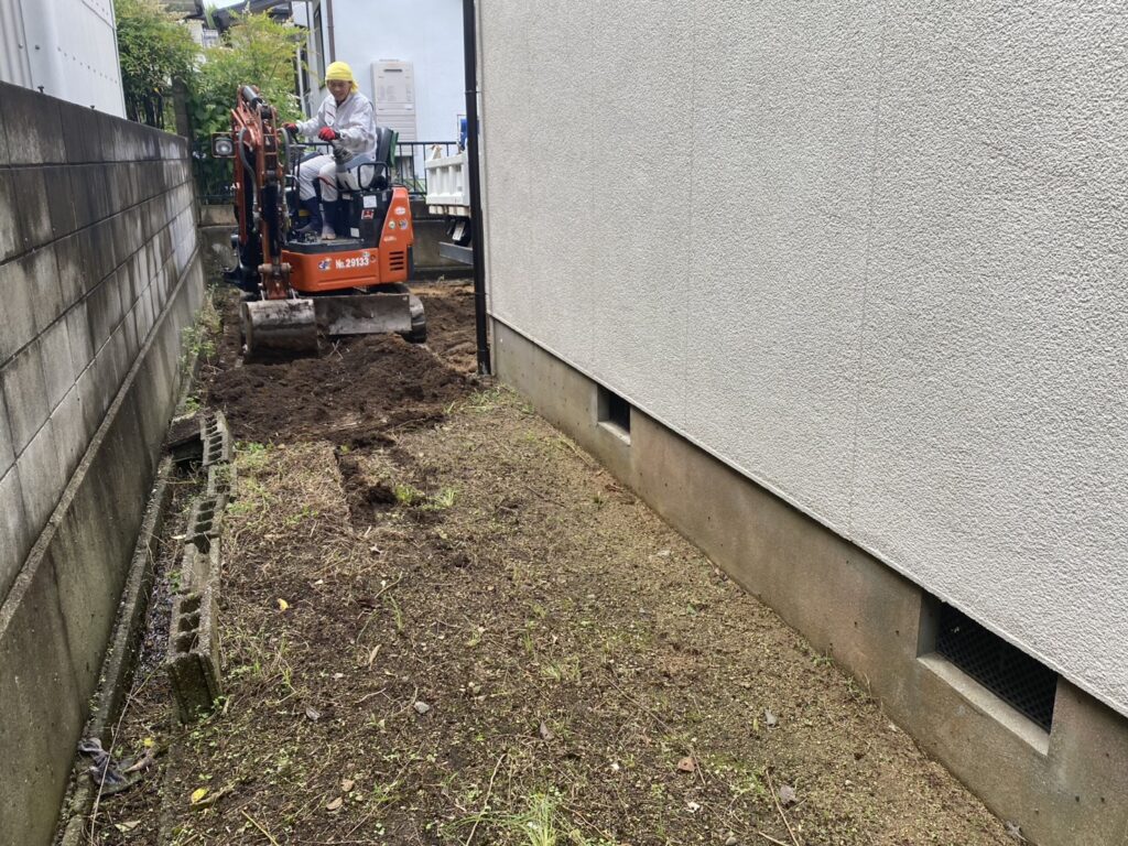 【綾川町Ｋ様邸】雑草対策＆庭仕舞い工事｜鋤取りをしながら、次々出てくる大きな根株も撤去します (株)カインズガーデン