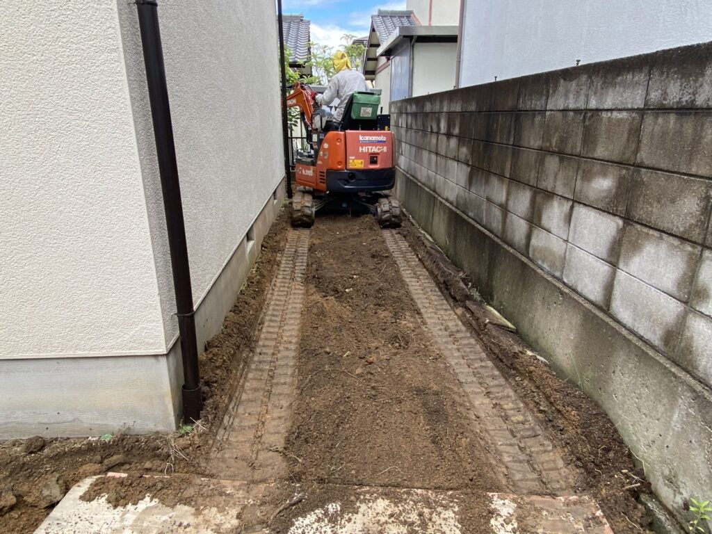 【綾川町Ｋ様邸】雑草対策＆庭仕舞い工事｜鋤取りをしながら、次々出てくる大きな根株も撤去します (株)カインズガーデン