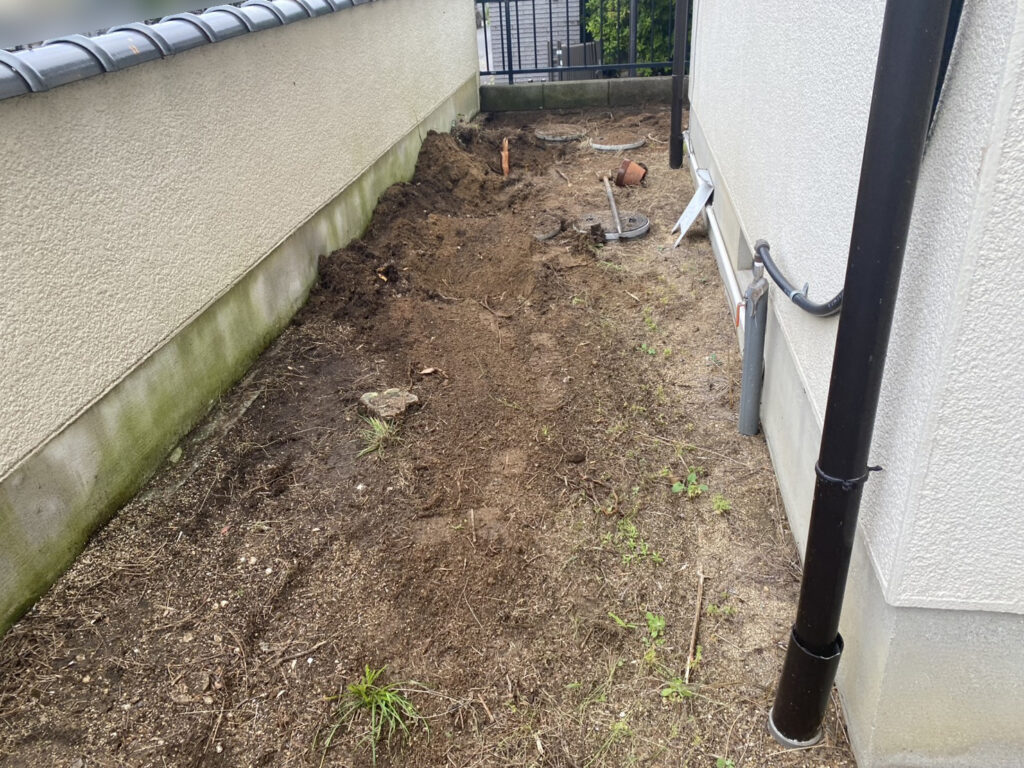 【綾川町Ｋ様邸】雑草対策＆庭仕舞い工事｜鋤取りをしながら、次々出てくる大きな根株も撤去します (株)カインズガーデン