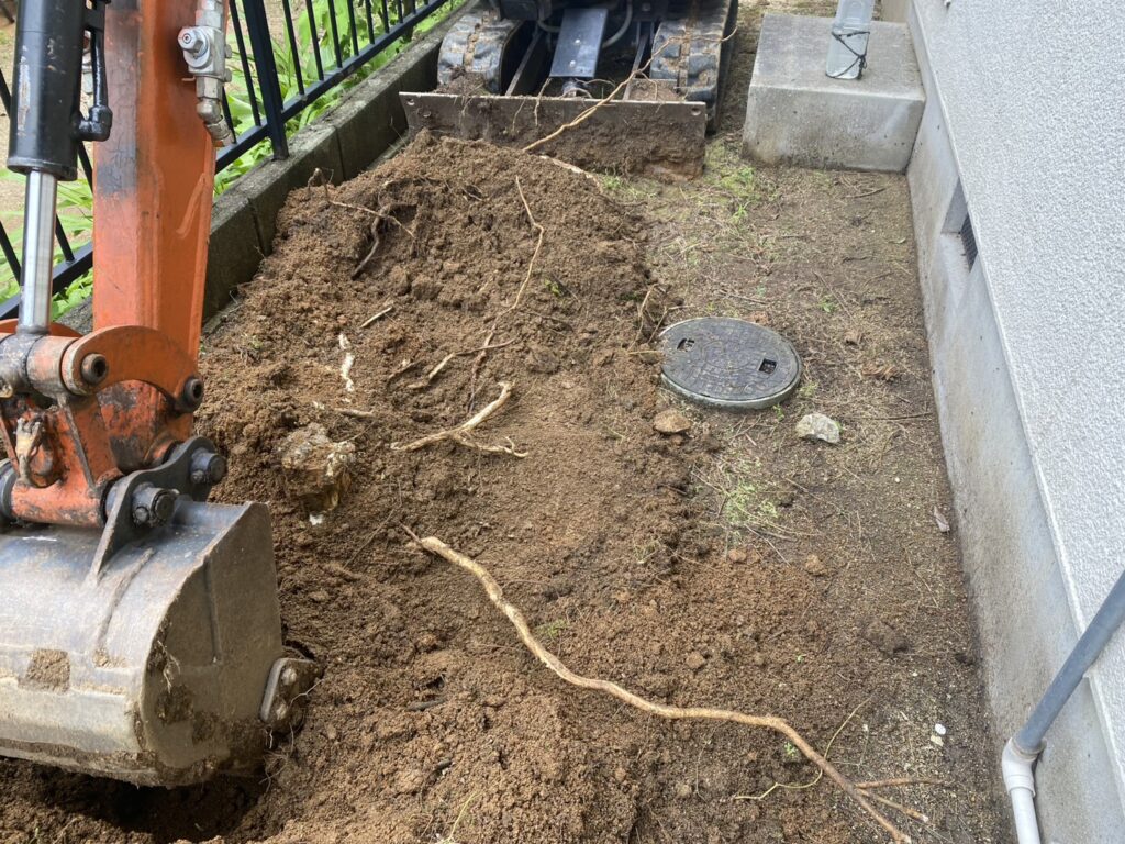 【綾川町Ｋ様邸】雑草対策＆庭仕舞い工事｜鋤取りをしながら、次々出てくる大きな根株も撤去します (株)カインズガーデン
