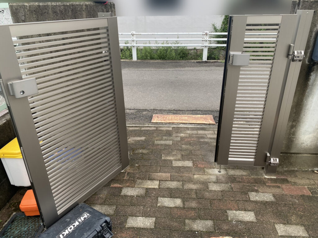 【坂出市Ｏ様邸】庭仕舞い工事｜お家周り・玄関周りの雑草対策完了✨門扉や照明に続き、物置仕上げます (株)カインズガーデン