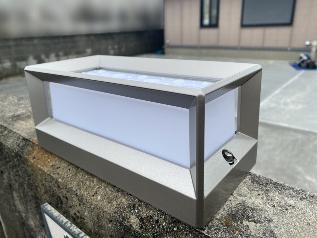【坂出市Ｏ様邸】庭仕舞い工事｜お家周り・玄関周りの雑草対策完了✨門扉や照明に続き、物置仕上げます (株)カインズガーデン