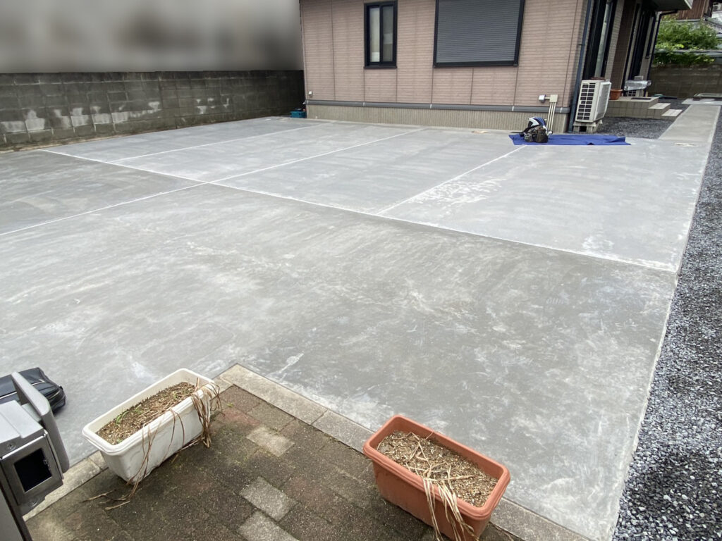 【坂出市Ｏ様邸】庭仕舞い工事｜お家周り・玄関周りの雑草対策完了✨門扉や照明に続き、物置仕上げます (株)カインズガーデン