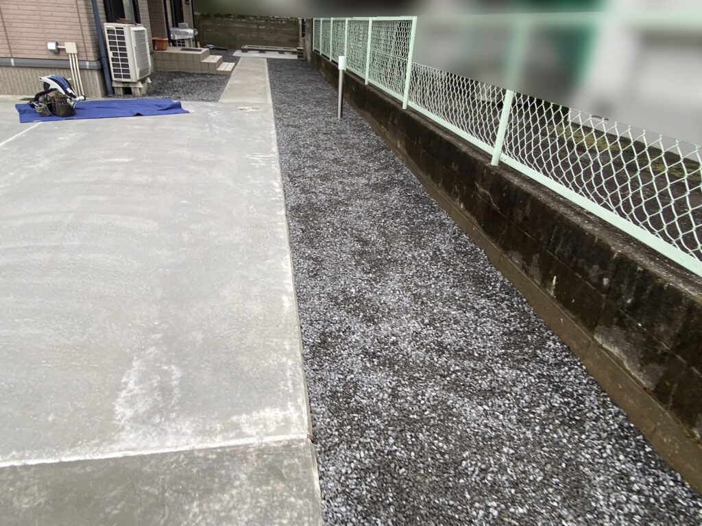 【坂出市Ｏ様邸】庭仕舞い工事｜お家周り・玄関周りの雑草対策完了✨門扉や照明に続き、物置仕上げます (株)カインズガーデン