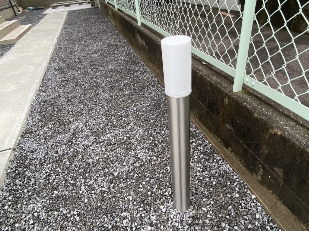 【坂出市Ｏ様邸】庭仕舞い工事｜お家周り・玄関周りの雑草対策完了✨門扉や照明に続き、物置仕上げます (株)カインズガーデン