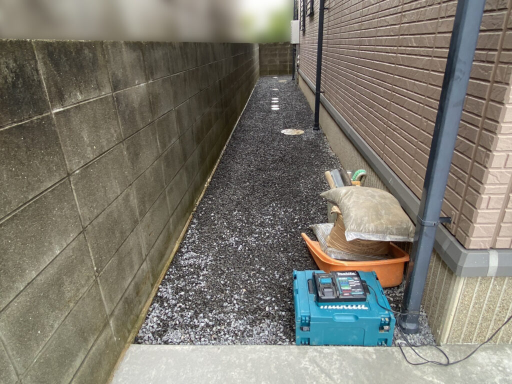 【坂出市Ｏ様邸】庭仕舞い工事｜お家周り・玄関周りの雑草対策完了✨門扉や照明に続き、物置仕上げます (株)カインズガーデン