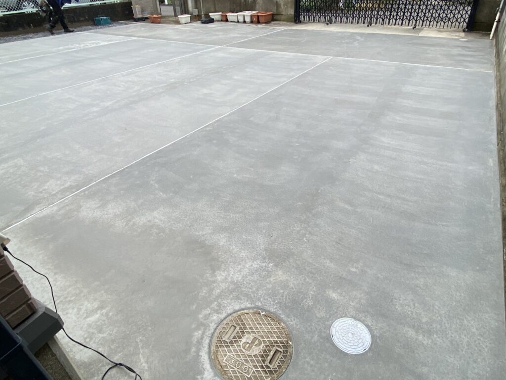 【坂出市Ｏ様邸】庭仕舞い工事｜お家周り・玄関周りの雑草対策完了✨門扉や照明に続き、物置仕上げます (株)カインズガーデン