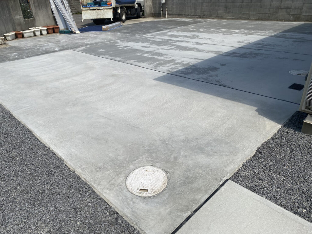 【坂出市Ｏ様邸】庭仕舞い工事｜お家周り・玄関周りの雑草対策完了✨門扉や照明に続き、物置仕上げます (株)カインズガーデン