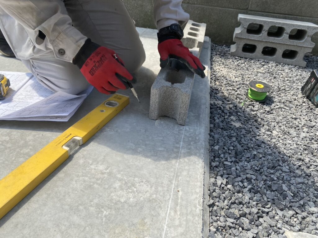 【坂出市Ｏ様邸】庭仕舞い工事｜お家周り・玄関周りの雑草対策完了✨門扉や照明に続き、物置仕上げます (株)カインズガーデン