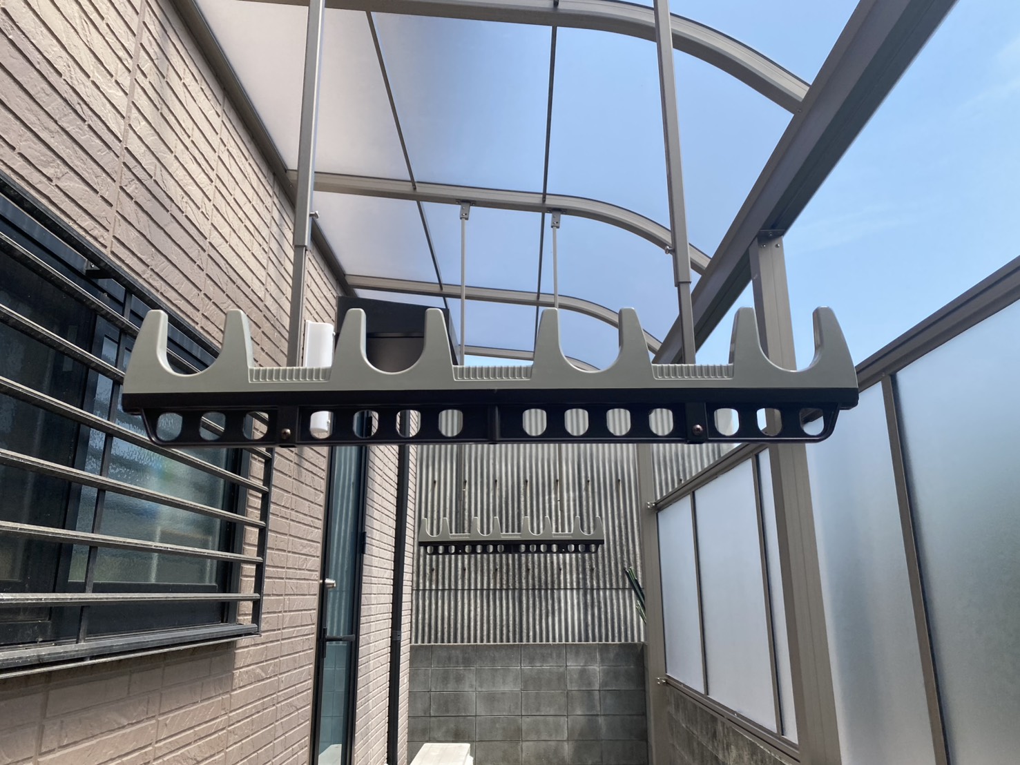 【坂出市Ｏ様邸】庭仕舞い工事｜お家周り・玄関周りの雑草対策完了✨門扉や照明に続き、物置仕上げます (株)カインズガーデン