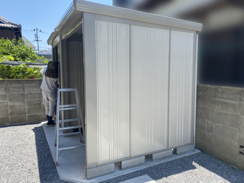 【坂出市Ｏ様邸】庭仕舞い工事｜お家周り・玄関周りの雑草対策完了✨門扉や照明に続き、物置仕上げます (株)カインズガーデン
