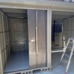 【坂出市Ｏ様邸】庭仕舞い工事｜お家周り・玄関周りの雑草対策完了✨門扉や照明に続き、物置仕上げます (株)カインズガーデン