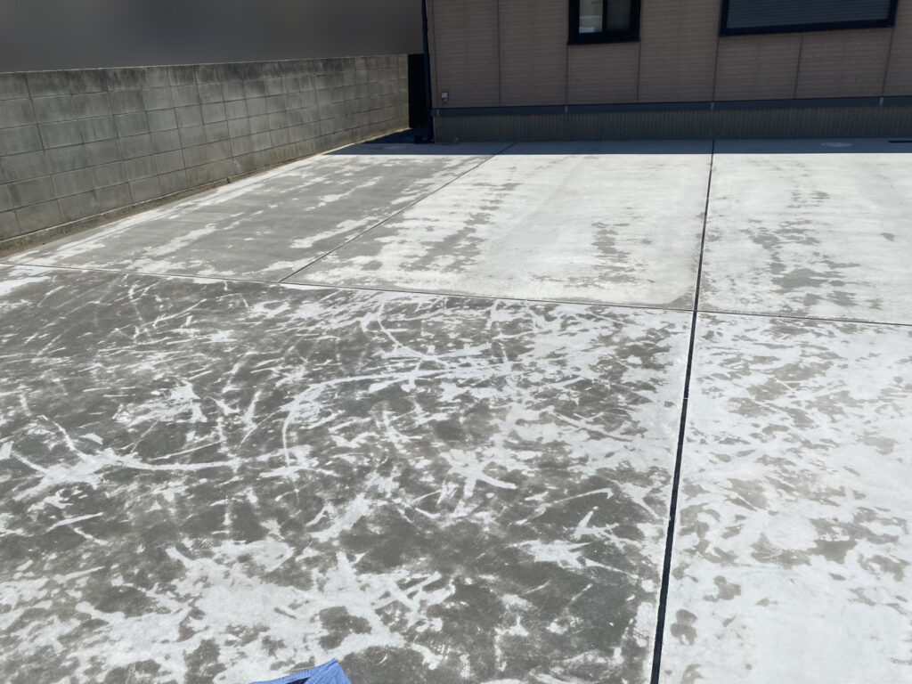 【坂出市Ｏ様邸】庭仕舞い工事｜お家周り・玄関周りの雑草対策完了✨門扉や照明に続き、物置仕上げます (株)カインズガーデン