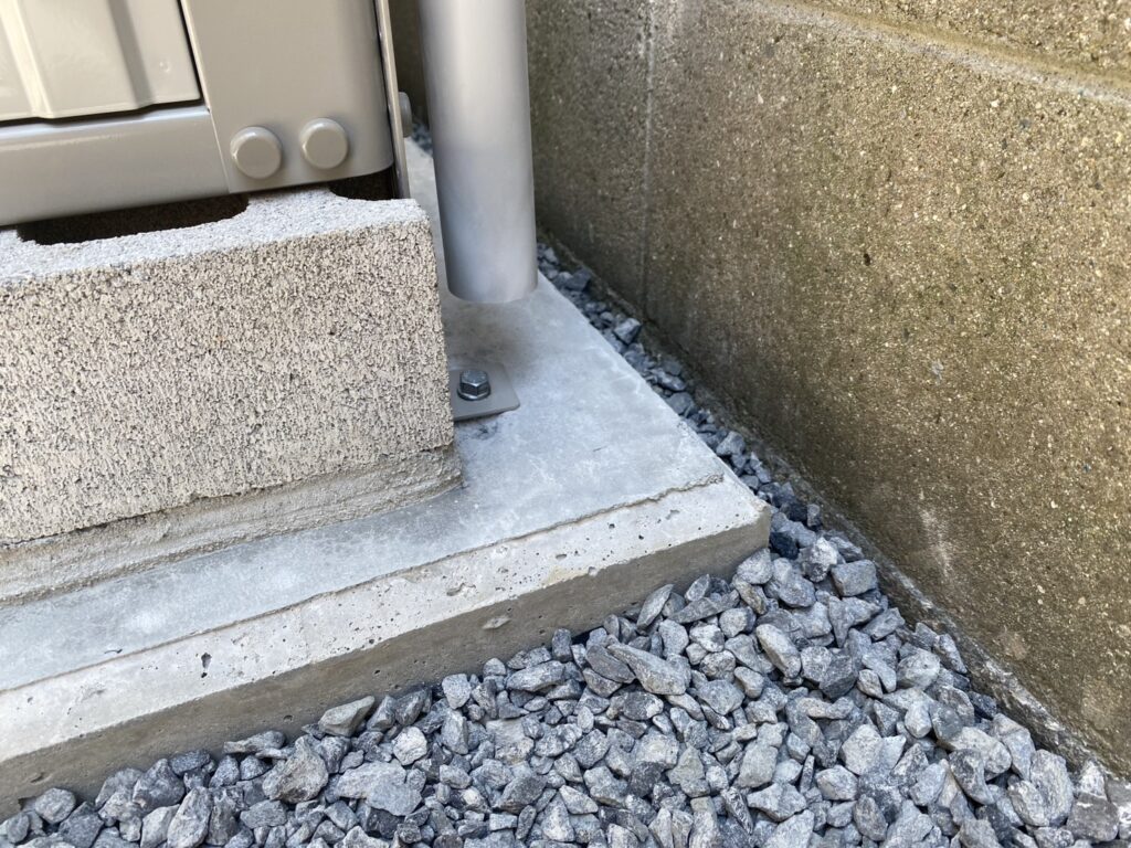 【坂出市Ｏ様邸】庭仕舞い工事｜お家周り・玄関周りの雑草対策完了✨門扉や照明に続き、物置仕上げます (株)カインズガーデン