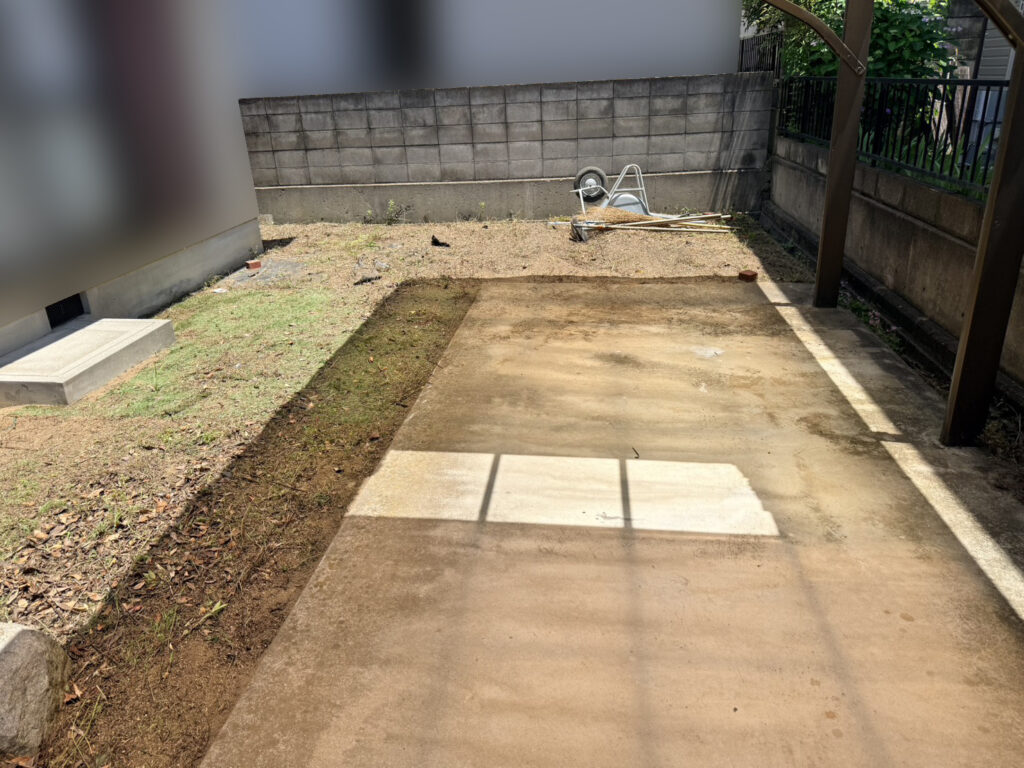 【綾川町Ｋ様邸】雑草対策＆庭仕舞い工事着工⛑｜門扉や玄関周りの庭木植栽撤去，お家周りの雑草撤去 (株)カインズガーデン