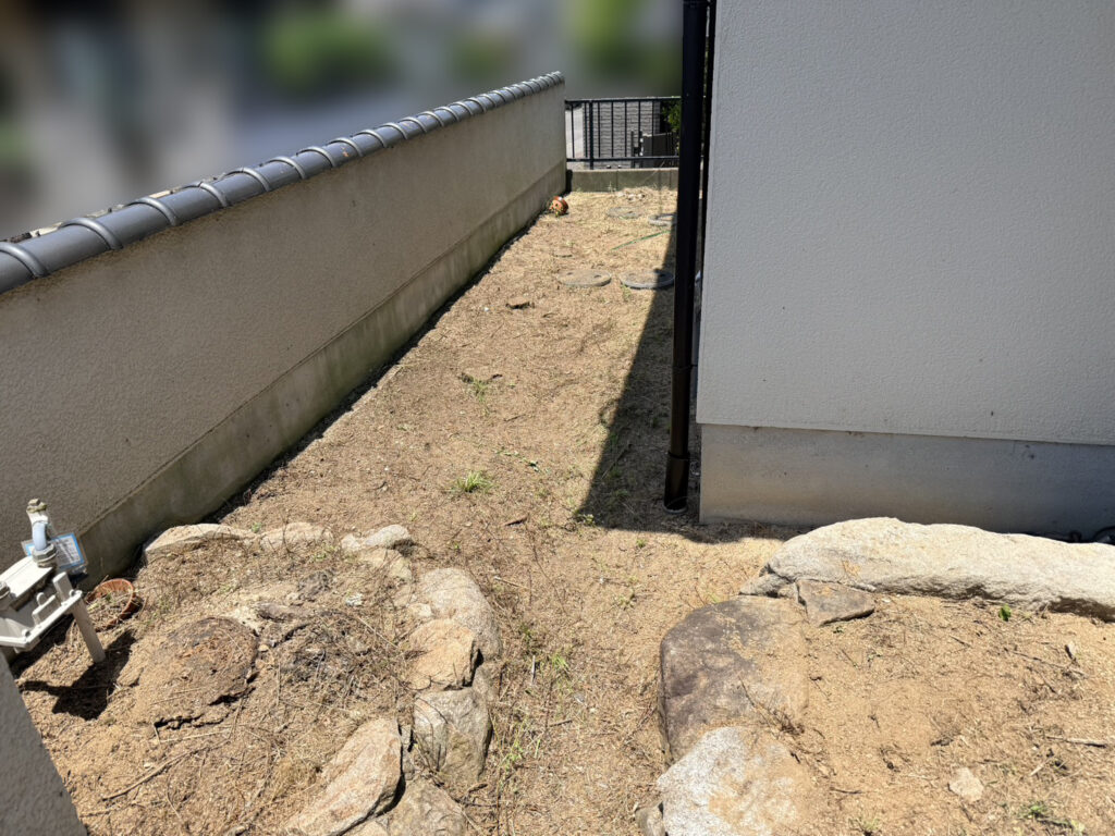 【綾川町Ｋ様邸】雑草対策＆庭仕舞い工事着工⛑｜門扉や玄関周りの庭木植栽撤去，お家周りの雑草撤去 (株)カインズガーデン