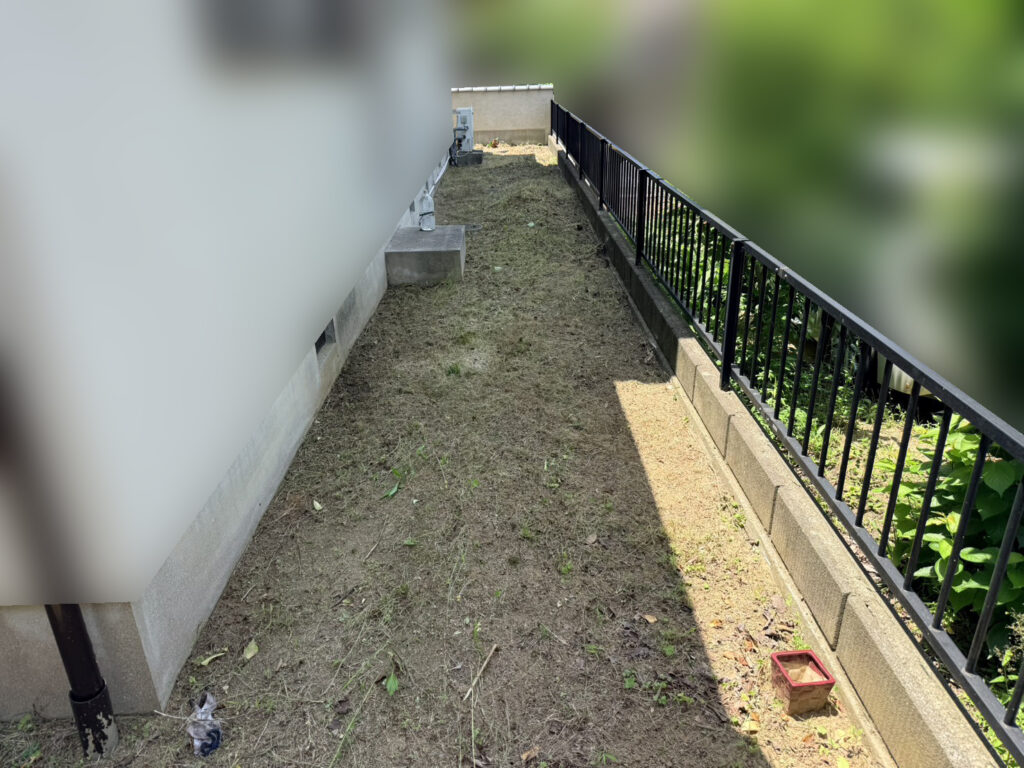 【綾川町Ｋ様邸】雑草対策＆庭仕舞い工事着工⛑｜門扉や玄関周りの庭木植栽撤去，お家周りの雑草撤去 (株)カインズガーデン