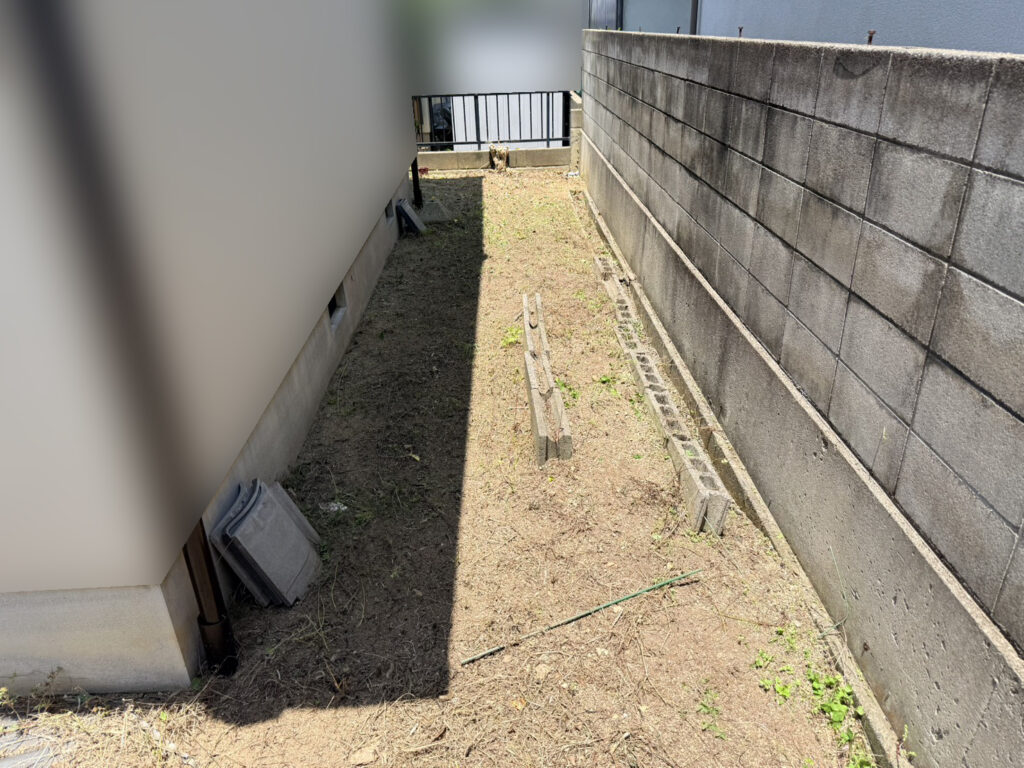 【綾川町Ｋ様邸】雑草対策＆庭仕舞い工事着工⛑｜門扉や玄関周りの庭木植栽撤去，お家周りの雑草撤去 (株)カインズガーデン