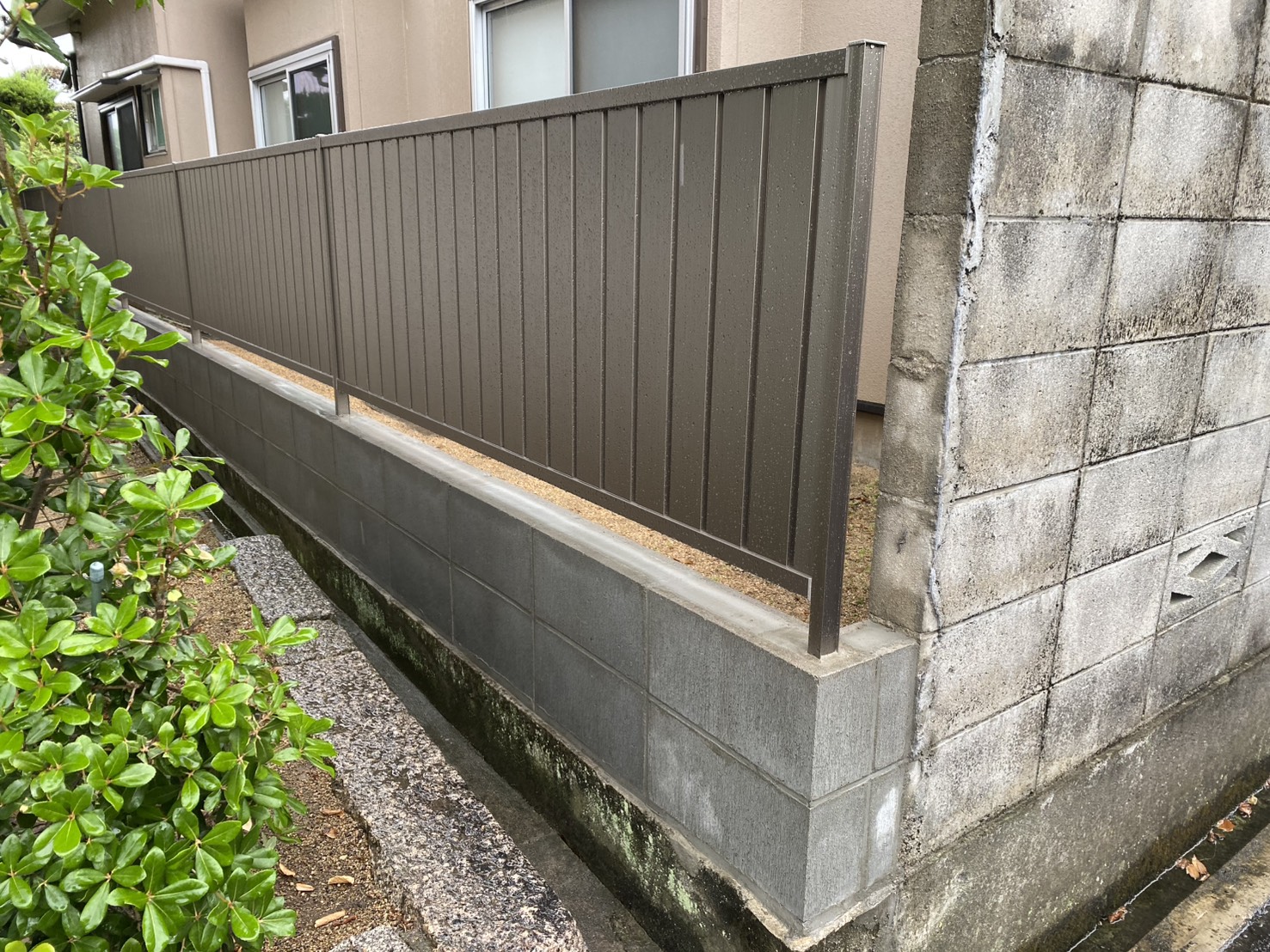 【丸亀市Ｕ様邸】ブロック塀撤去＆目隠しフェンス工事㊗完工｜スッキリ明るく、安全な境界面が完成✨ (株)カインズガーデン