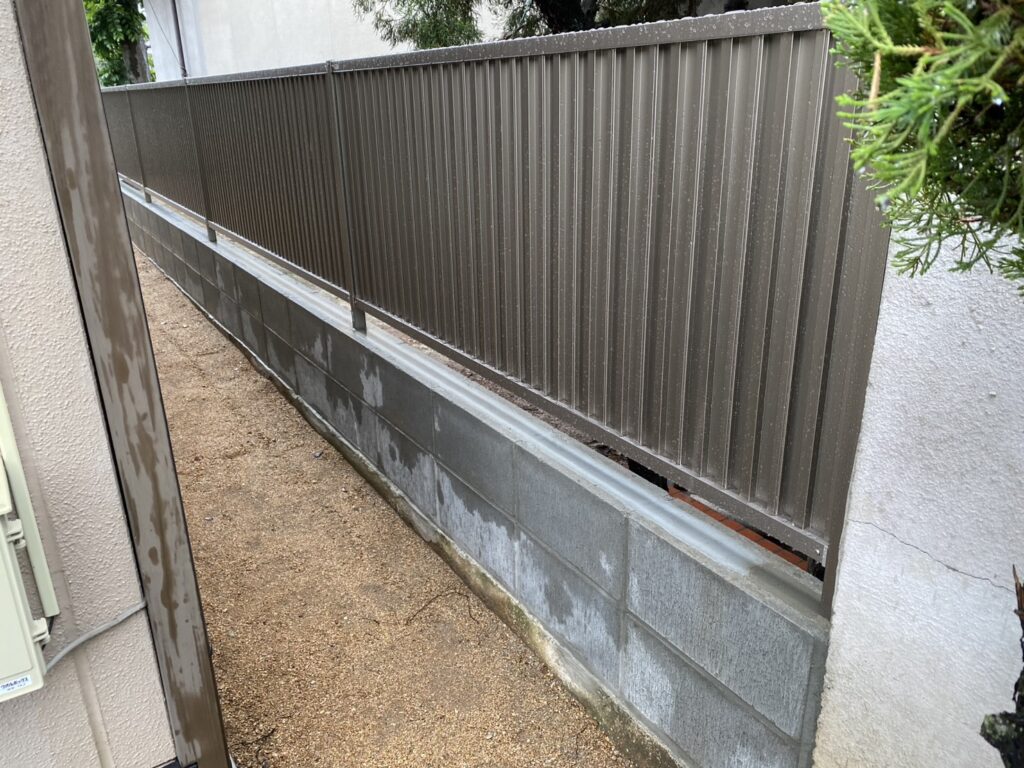 【丸亀市Ｕ様邸】ブロック塀撤去＆目隠しフェンス工事㊗完工｜スッキリ明るく、安全な境界面が完成✨ (株)カインズガーデン