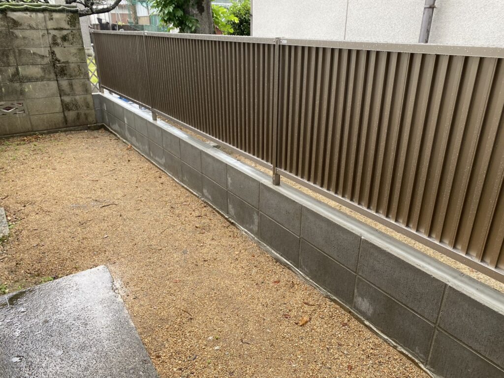 【丸亀市Ｕ様邸】ブロック塀撤去＆目隠しフェンス工事㊗完工｜スッキリ明るく、安全な境界面が完成✨ (株)カインズガーデン