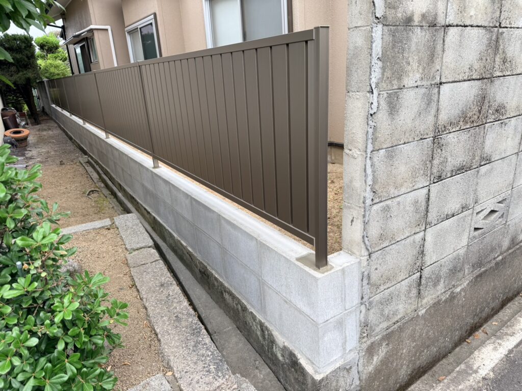 【丸亀市Ｕ様邸】ブロック塀撤去＆目隠しフェンス工事㊗完工｜スッキリ明るく、安全な境界面が完成✨ (株)カインズガーデン