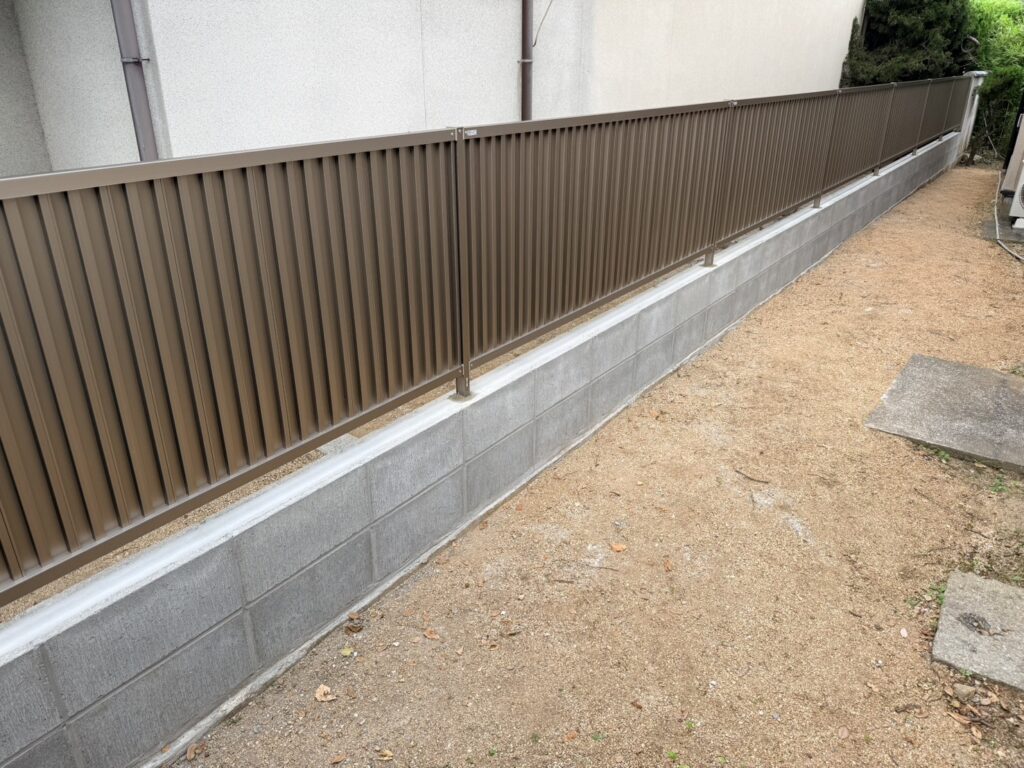 【丸亀市Ｕ様邸】ブロック塀撤去＆目隠しフェンス工事㊗完工｜スッキリ明るく、安全な境界面が完成✨ (株)カインズガーデン